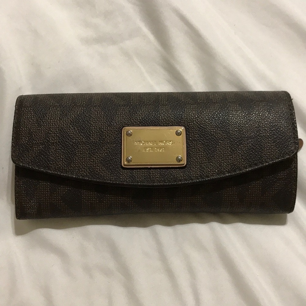 Micheal Kors wallet AUTHENTIC